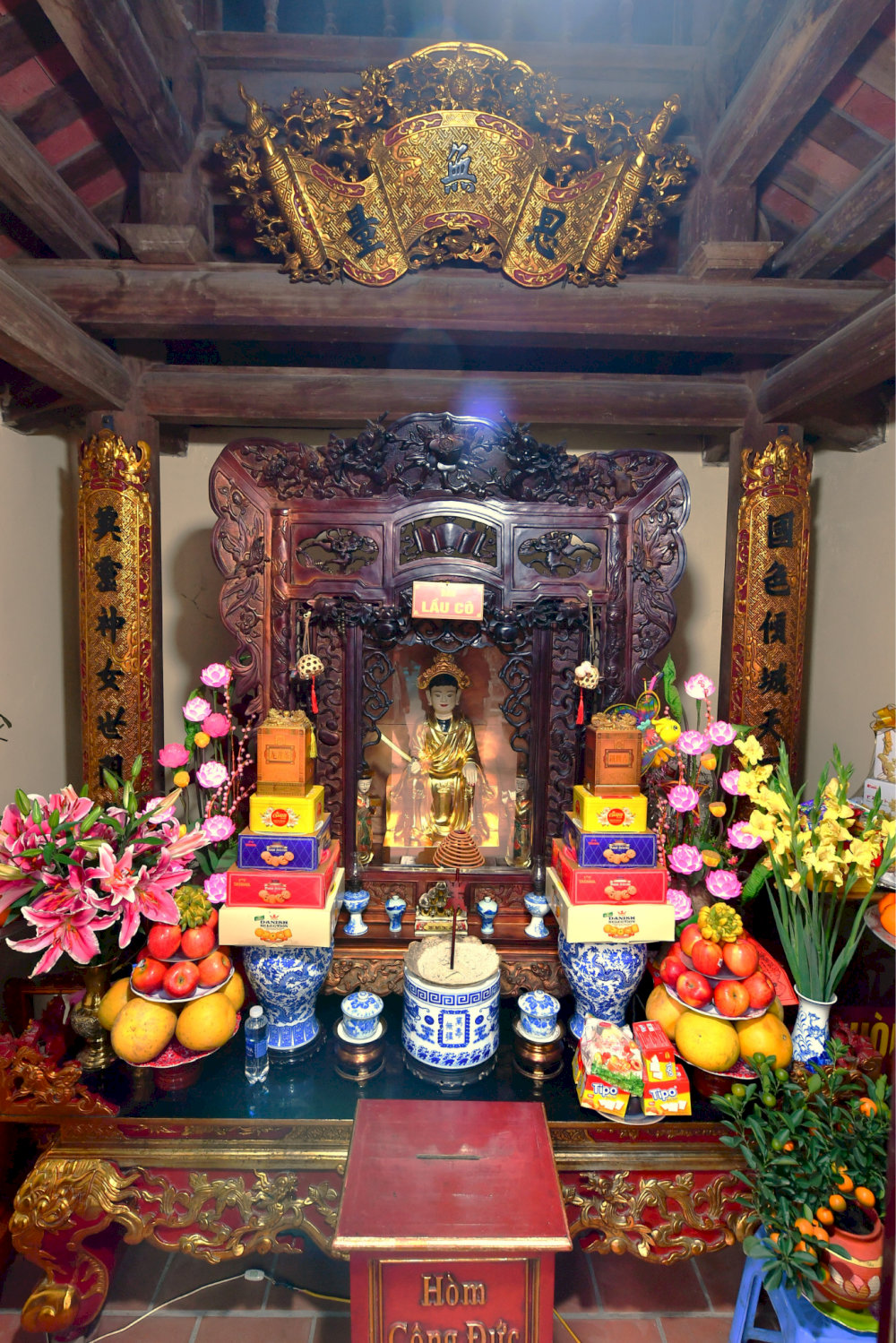 Ban thờ Lầu Cô 